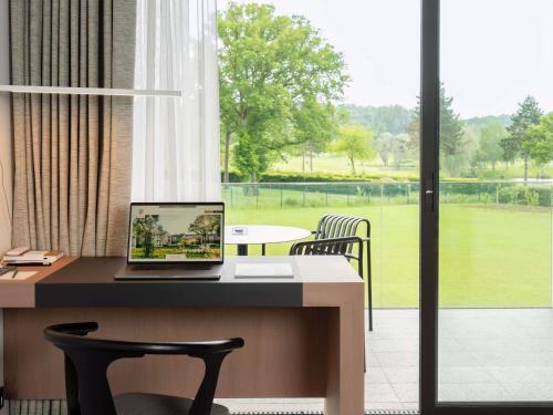 Executive Suite with One King Bed and Sofa - Forest View del hotel Le Domaine des Vanneaux Golf and Spa MGallery. Foto 4