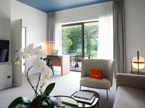 Executive Suite with One King Bed and Sofa - Forest View del hotel Le Domaine des Vanneaux Golf and Spa MGallery. Foto 5