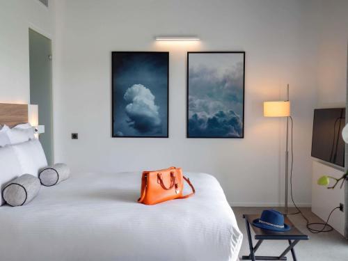 Executive Suite with One King Bed and Sofa - Forest View del hotel Le Domaine des Vanneaux Golf and Spa MGallery. Foto 9