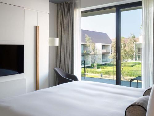 Deluxe King Suite with Sofa Bed, Patio View and Terrace del hotel Le Domaine des Vanneaux Golf and Spa MGallery. Foto 2