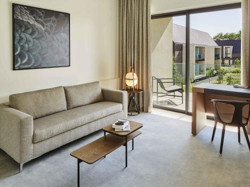Deluxe King Suite with Sofa Bed, Patio View and Terrace del hotel Le Domaine des Vanneaux Golf and Spa MGallery. Foto 4