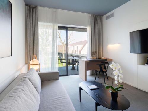 Deluxe King Suite with Sofa Bed, Patio View and Terrace del hotel Le Domaine des Vanneaux Golf and Spa MGallery. Foto 8