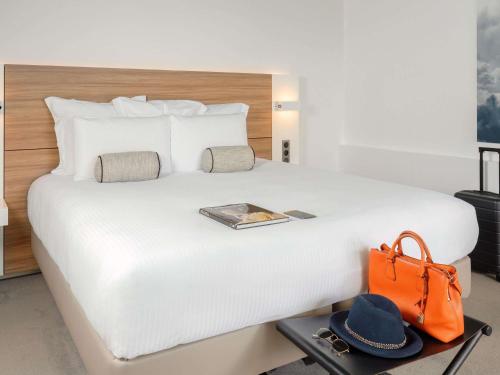 Executive Room with One King Bed or Two Single Beds and Two Terraces - Forest View del hotel Le Domaine des Vanneaux Golf and Spa MGallery. Foto 6