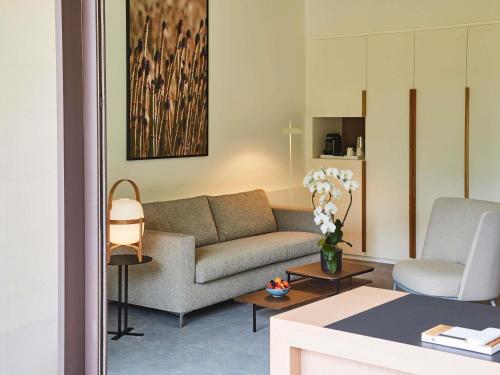 Executive Suite with One King Bed and Sofa - Forest View del hotel Le Domaine des Vanneaux Golf and Spa MGallery. Foto 8