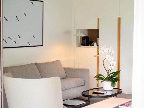 Executive Suite with One King Bed and Sofa - Forest View del hotel Le Domaine des Vanneaux Golf and Spa MGallery. Foto 9