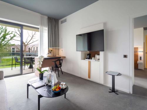 Deluxe King Suite with Sofa Bed, Patio View and Terrace del hotel Le Domaine des Vanneaux Golf and Spa MGallery. Foto 8