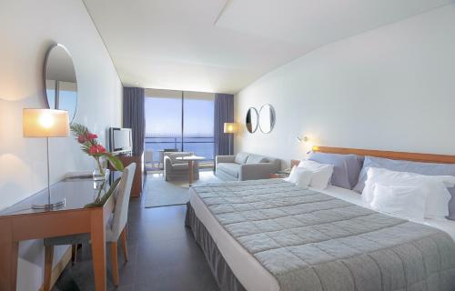 Habitación Doble Superior con vistas al mar del hotel Vidamar Resort Madeira. Foto 1