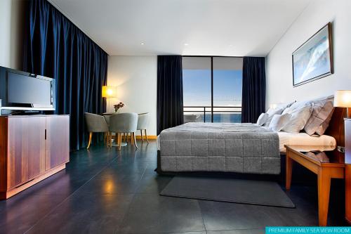 Habitación Familiar Premium con vistas al mar del hotel Vidamar Resort Madeira. Foto 2