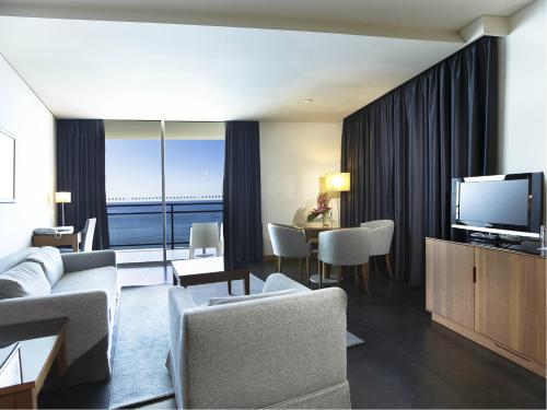 Suite Premium con vistas al mar del hotel Vidamar Resort Madeira. Foto 1