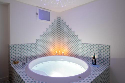 Suite con bañera de hidromasaje del hotel Nice. Foto 1