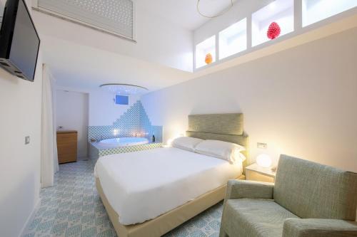 Suite con bañera de hidromasaje del hotel Nice. Foto 4