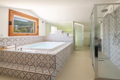 Suite Deluxe con bañera de hidromasaje del hotel Nice