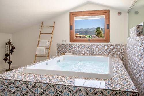 Suite Deluxe con bañera de hidromasaje del hotel Nice. Foto 1