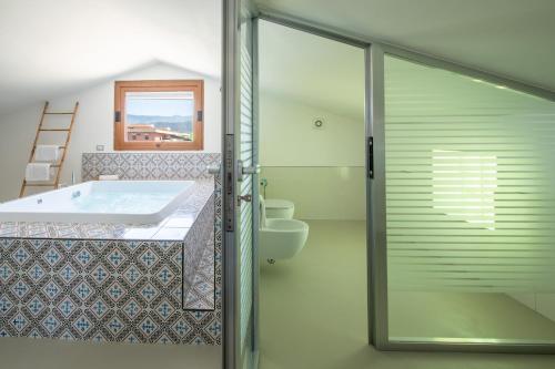 Suite Deluxe con bañera de hidromasaje del hotel Nice. Foto 2