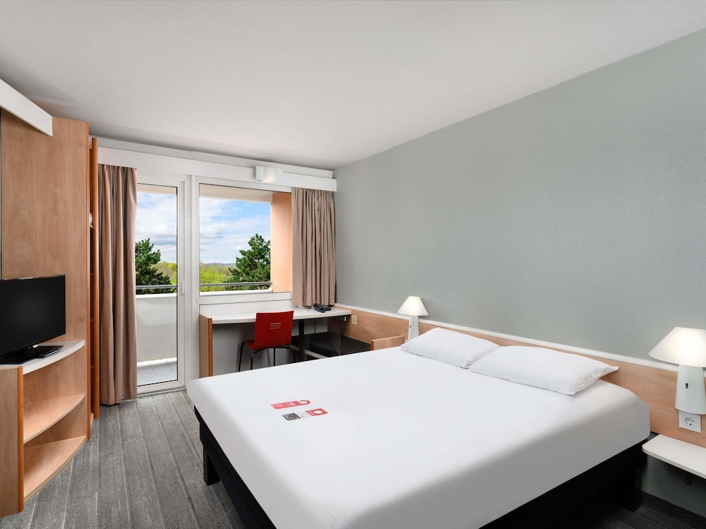 Habitación con 1 cama doble equipada con la nueva ropa de cama del hotel Ibis Budapest Citysouth