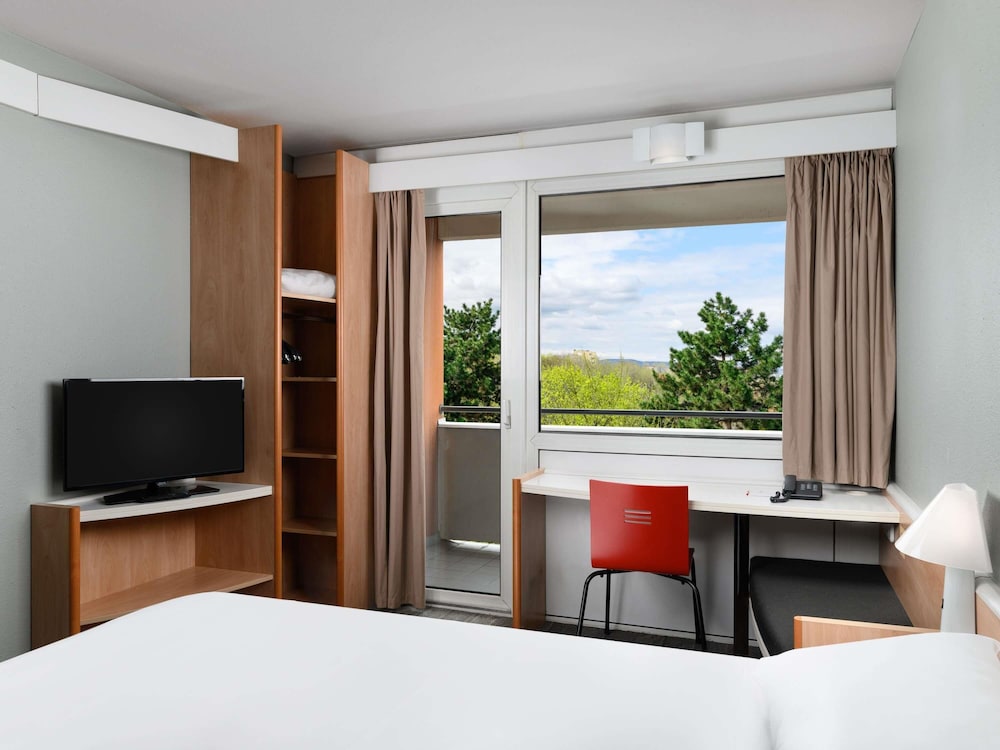 Habitación con 2 camas individuales equipada con la nueva ropa de cama del hotel Ibis Budapest Citysouth. Foto 1