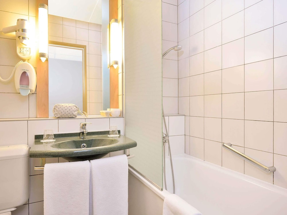 Habitación con 2 camas individuales equipada con la nueva ropa de cama del hotel Ibis Budapest Citysouth. Foto 4