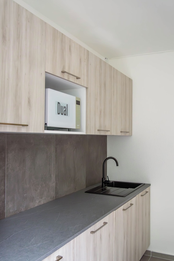 Habitación con 2 camas individuales equipada con la nueva ropa de cama del hotel Ibis Budapest Citysouth. Foto 7