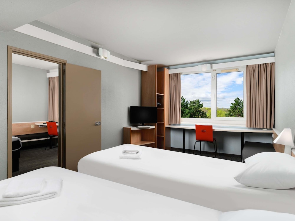Habitación Familiar Estándar con 1 cama doble y 2 camas individuales del hotel Ibis Budapest Citysouth. Foto 1