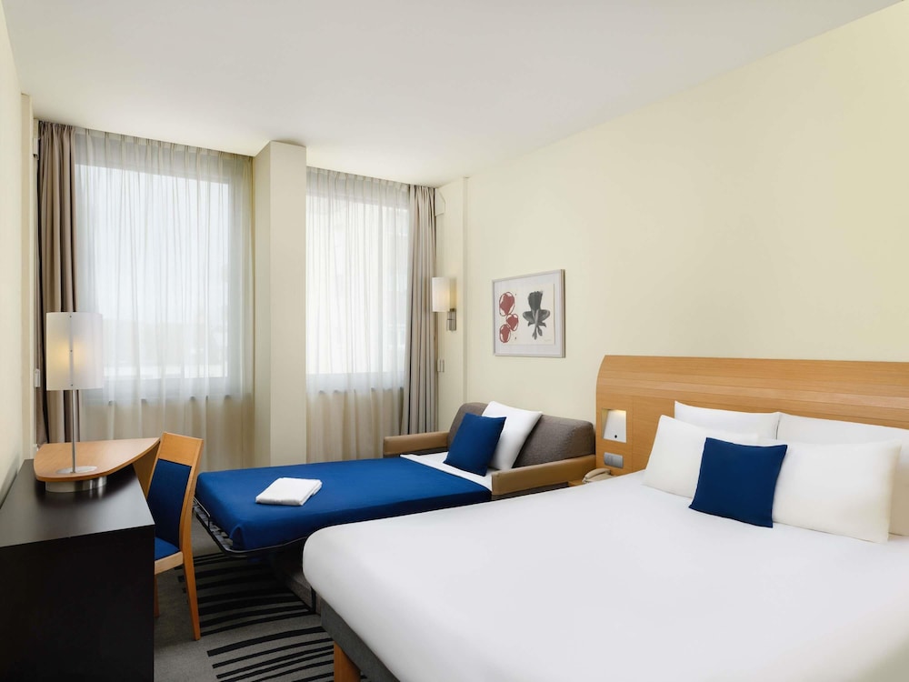 Habitación familiar, 1 cama doble con sofá cama (Superior) del hotel Novotel Budapest Danube. Foto 1
