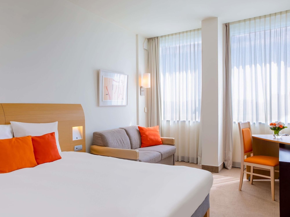 Habitación familiar, 1 cama doble con sofá cama (Superior) del hotel Novotel Budapest Danube. Foto 3