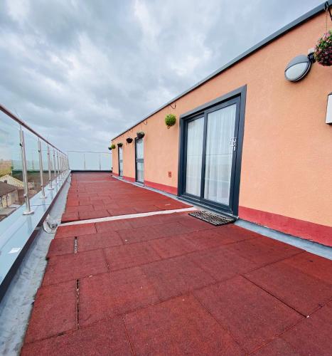 Habitación Triple con balcón del hotel PremierLux Serviced Apartments. Foto 7