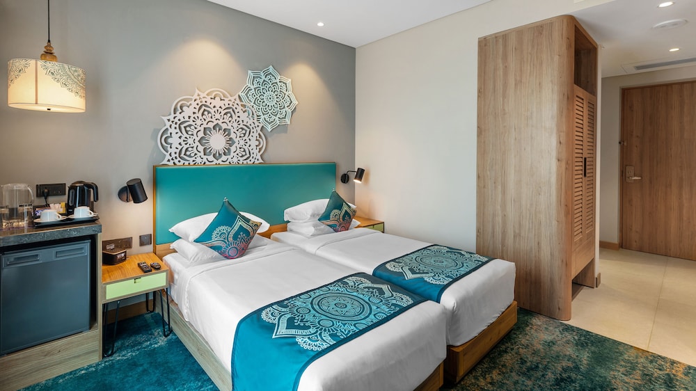 Habitación superior con 2 camas individuales del hotel Grand Mercure Ahmedabad GIFT City. Foto 1