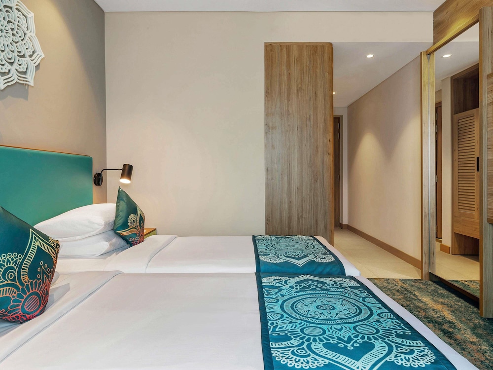 Habitación superior con 2 camas individuales del hotel Grand Mercure Ahmedabad GIFT City. Foto 3