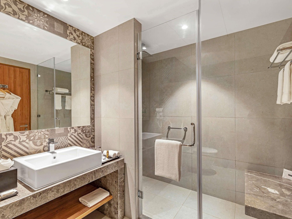Habitación superior con 2 camas individuales del hotel Grand Mercure Ahmedabad GIFT City. Foto 4