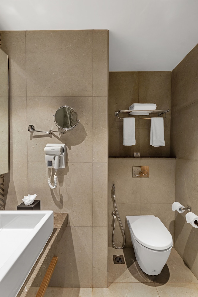 Habitación superior con 2 camas individuales del hotel Grand Mercure Ahmedabad GIFT City. Foto 6