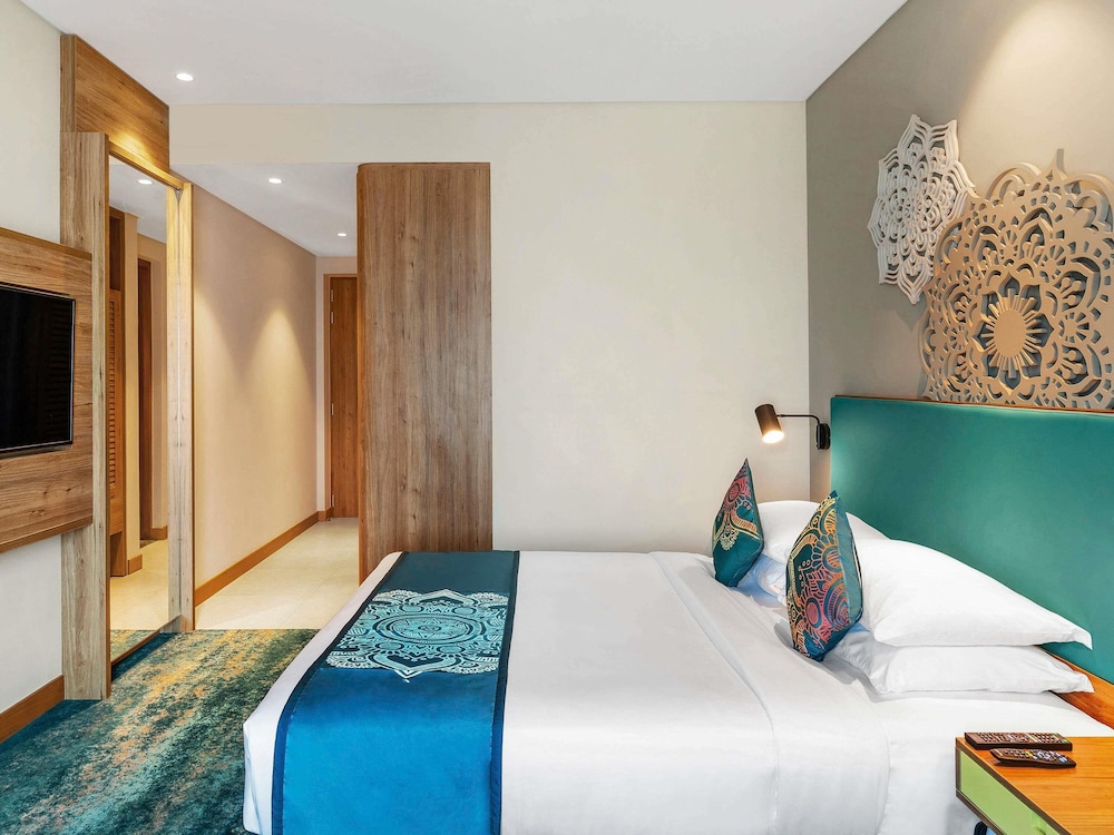Habitación Superior con Cama Queen y Ventanal del hotel Grand Mercure Ahmedabad GIFT City. Foto 4