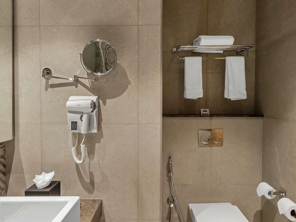 Habitación Superior con 2 camas individuales y Ventanal del hotel Grand Mercure Ahmedabad GIFT City. Foto 3