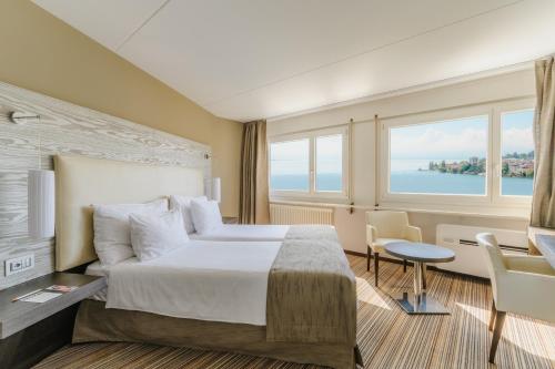 Alojamiento Mini Mona con vista parcial del lago del hotel Mona Montreux