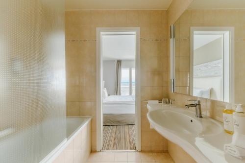 Suite Mona con vistas al lago y balcón del hotel Mona Montreux. Foto 3