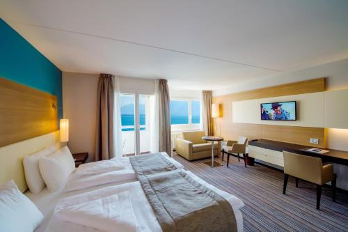 Habitación Doble Privilege con balcón y vistas al lago del hotel Mona Montreux. Foto 1