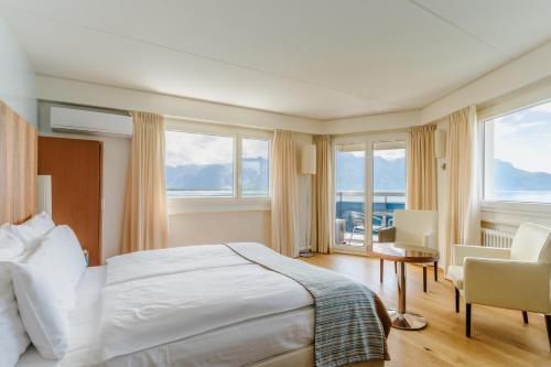 Habitación Panorama con vistas al lago y balcón del hotel Mona Montreux. Foto 1