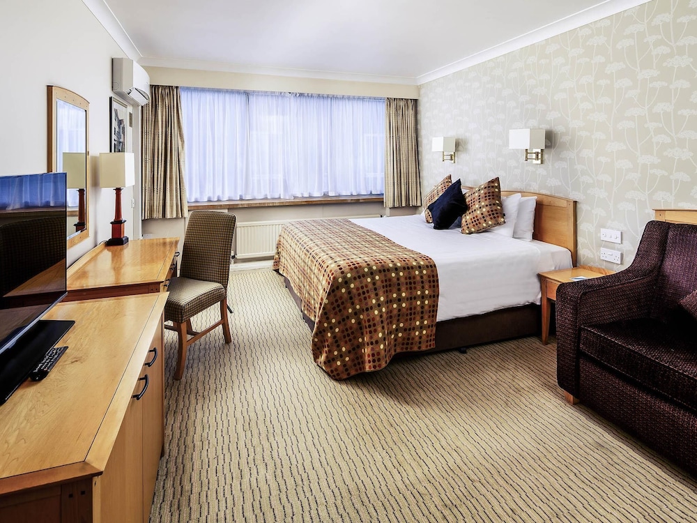 Habitación clásica con 1 cama king size y 1 sofá del hotel Mercure Norwich. Foto 5