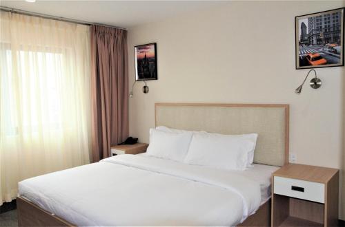 Habitación Estándar - Cama extragrande del hotel Lic Plaza. Foto 2