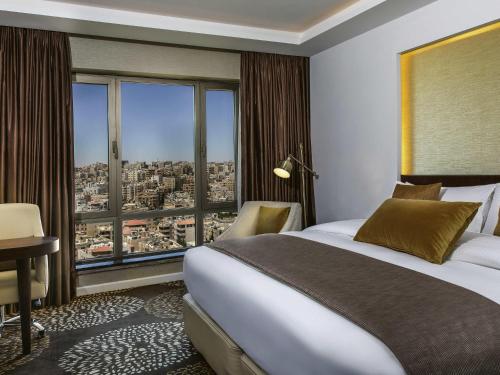 Suite Ejecutiva con Vistas a la Ciudad del hotel Mövenpick Amman. Foto 1