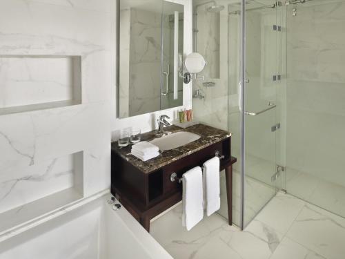 Suite Ejecutiva con Vistas a la Ciudad del hotel Mövenpick Amman. Foto 2