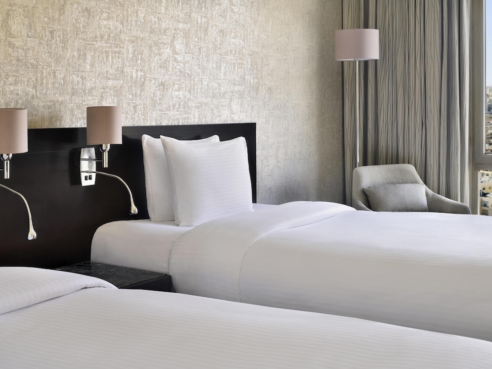 Clásica Twin del hotel Mövenpick Amman. Foto 3