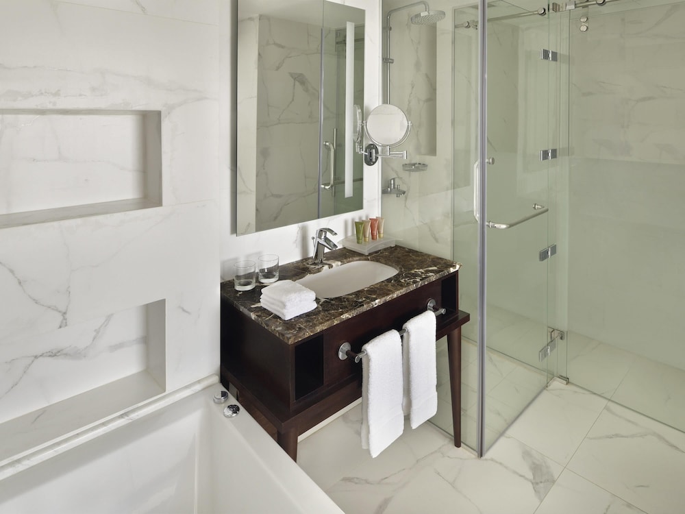 Clásica Twin del hotel Mövenpick Amman. Foto 4