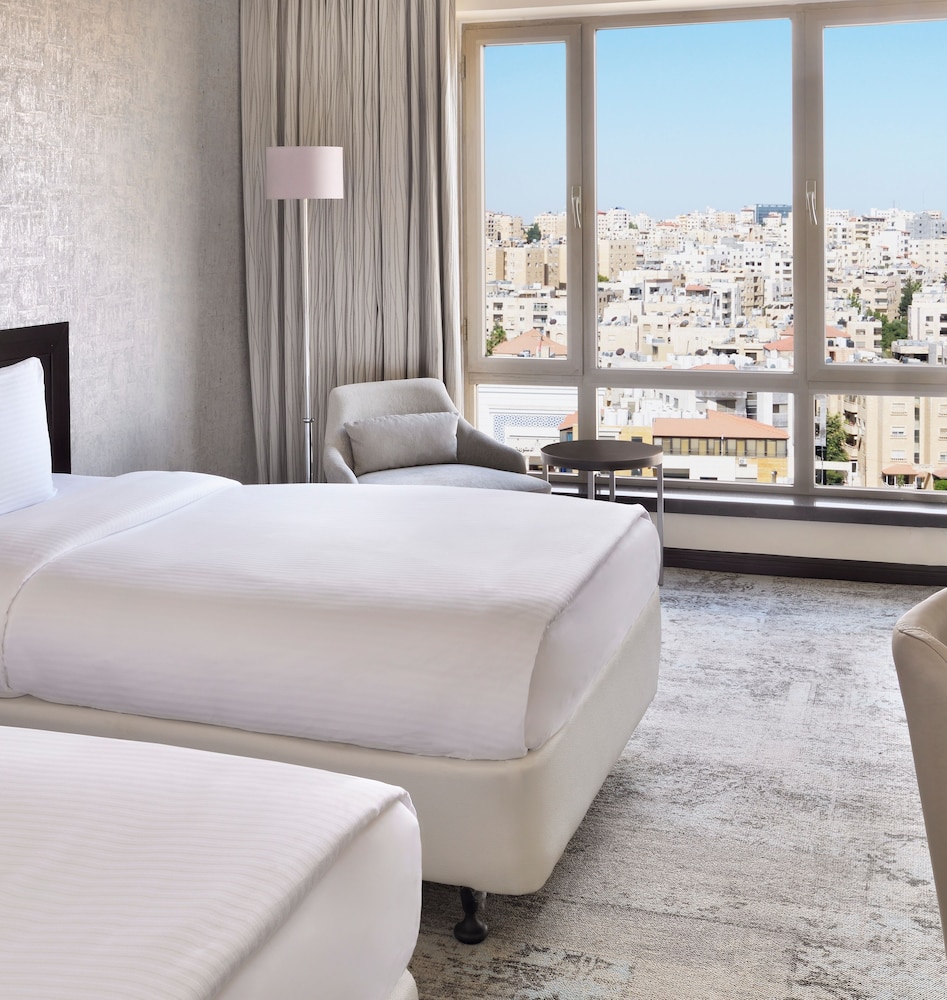 Clásica Twin del hotel Mövenpick Amman. Foto 7