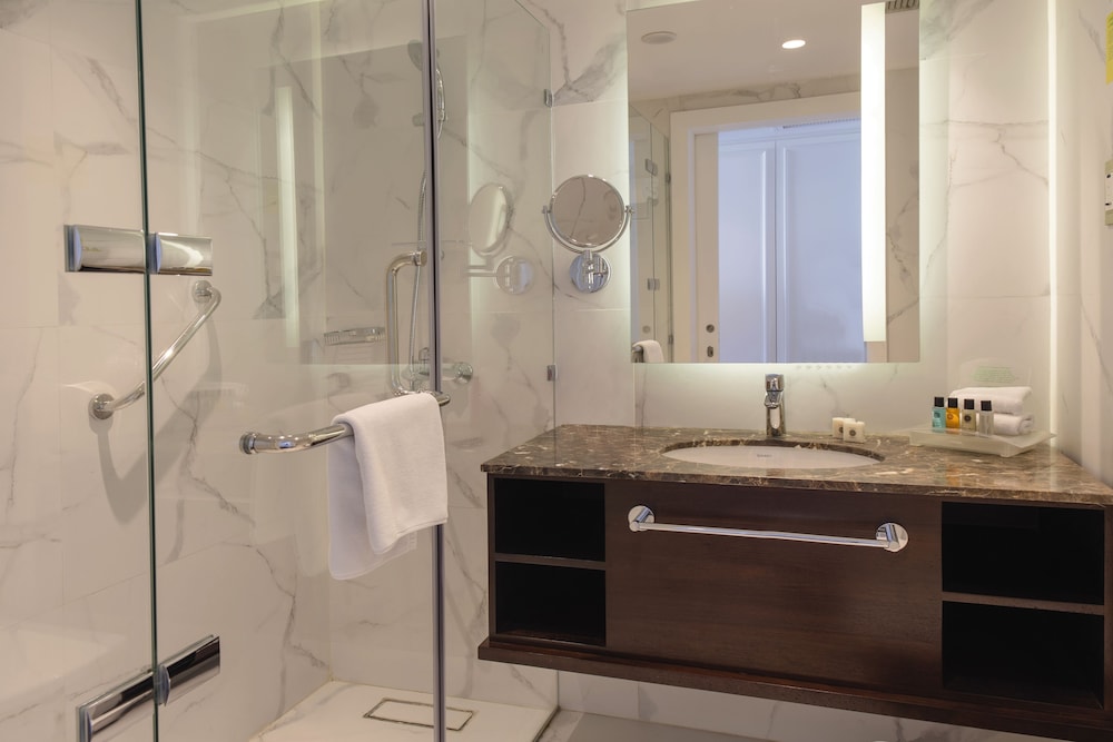 Clásica Twin del hotel Mövenpick Amman. Foto 8
