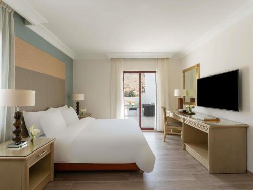 Habitación Superior con cama extragrande del hotel Movenpick Resort Petra. Foto 3