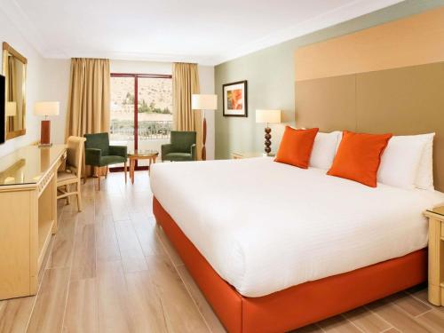 Habitación Superior con cama extragrande del hotel Movenpick Resort Petra. Foto 4