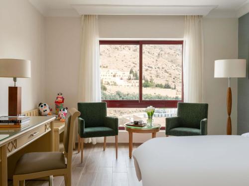 Habitación Superior con cama extragrande del hotel Movenpick Resort Petra. Foto 5