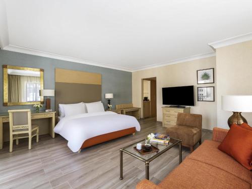 Suite Junior con cama extragrande del hotel Movenpick Resort Petra