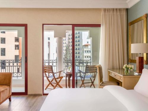 Suite Junior con cama extragrande del hotel Movenpick Resort Petra. Foto 1