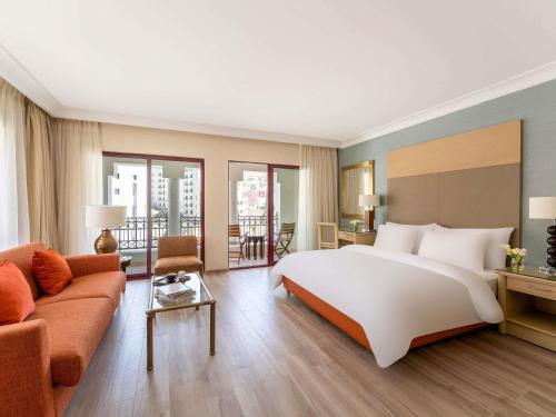 Suite Junior con cama extragrande del hotel Movenpick Resort Petra. Foto 2